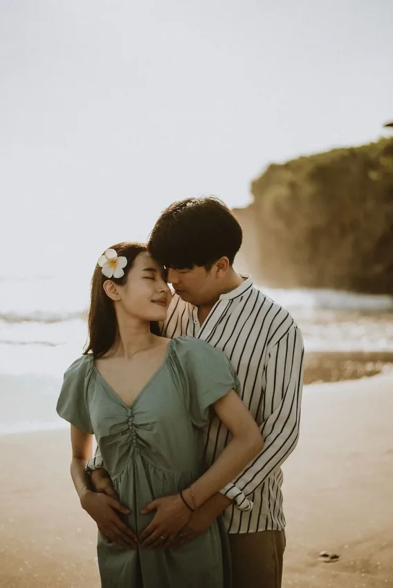 노을 지는 해변에서 볼을 맞댄 커플, 프랜지파니 꽃